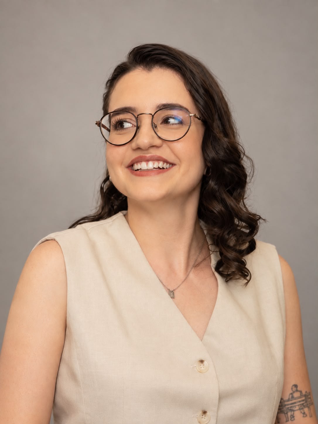 Gabriella Ramos olhando para o lado e sorrindo